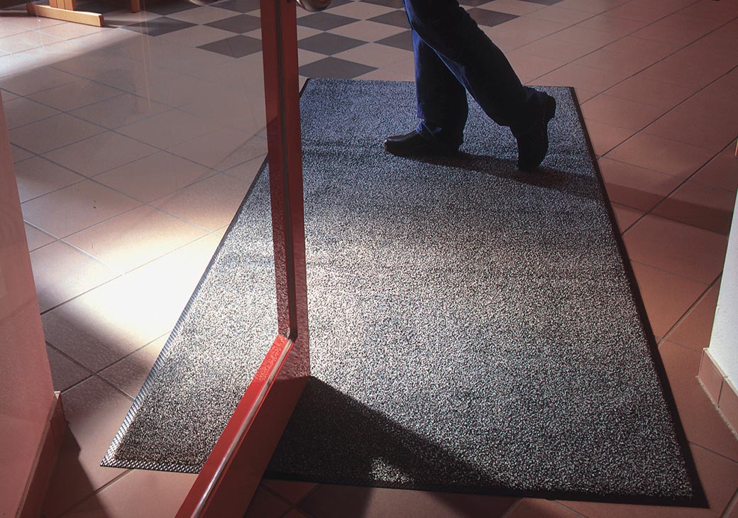 Nahaufnahme einer dezenten, sauberen Matte in einem stilvollen Wohnambiente